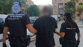 Desmantelan en Alicante un piso 'okupado' que habían convertido en búnker para vender droga.
