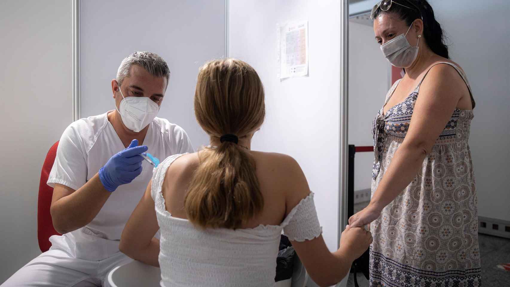 Una joven recibe la vacuna contra el coronavirus en el centro de vacunación masiva de la Ciudad de las Artes y las Ciencias de València