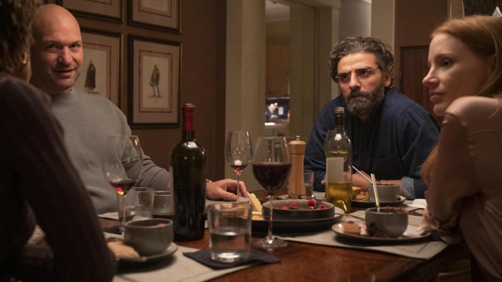 La pareja protagonista en la cena con sus amigos.