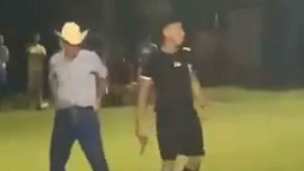 Un árbitro saca una pistola en pleno partido en Honduras