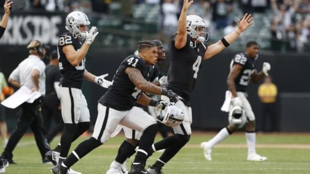 Jugadores de Las Vegas Raiders en un partido de la NFL