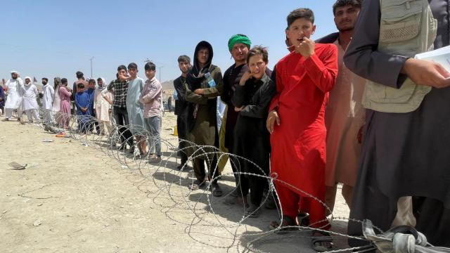 Ciudadanos afganos esperan a las puertas del aeropuerto internacional Hamid Karzai de Kabul.