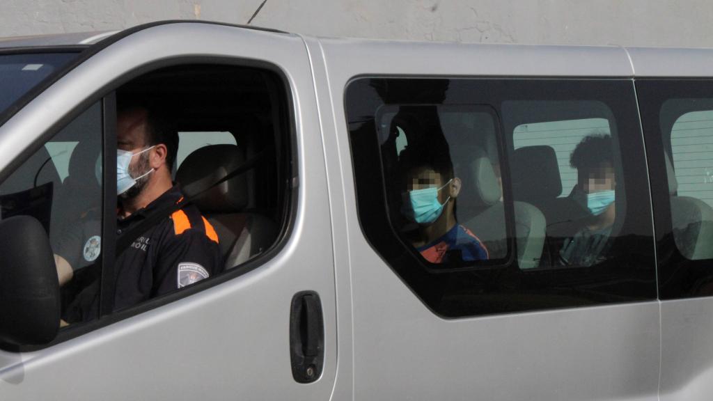 Menores abandonando Ceuta en el marco de las repatriaciones de Interior.