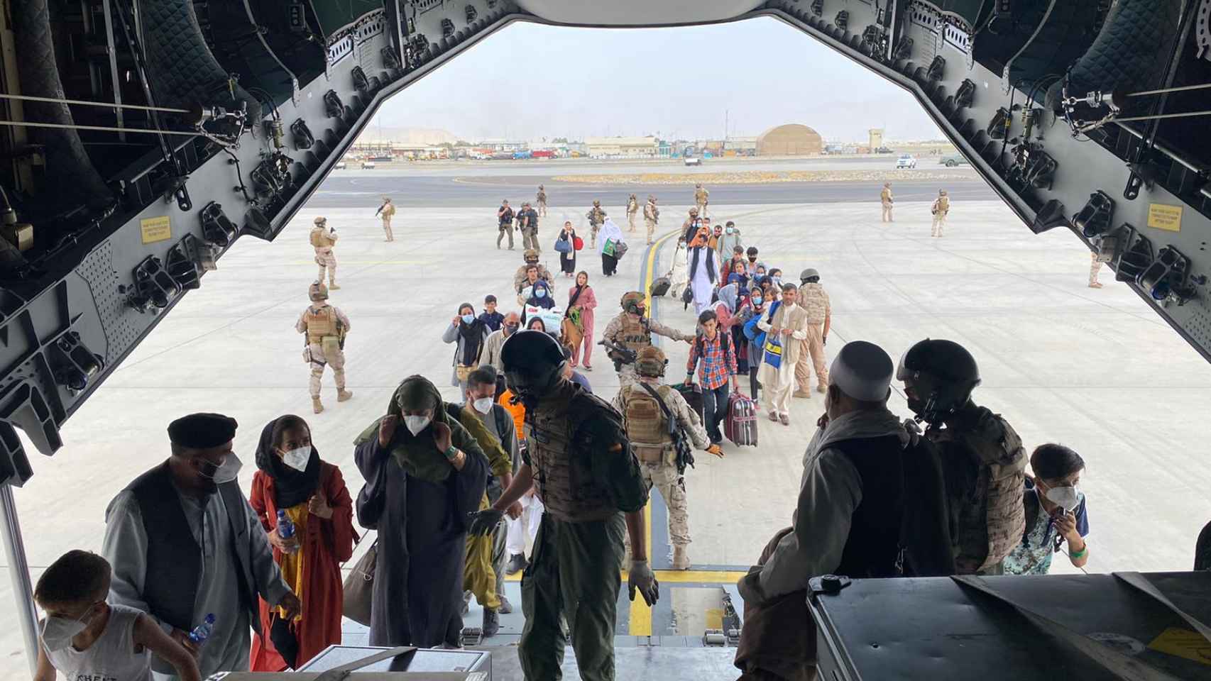 Los militares españoles suben a bordo a los españoles y afganos que esperaban ser evacuados en Kabul.