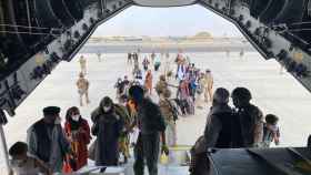Los militares españoles suben a bordo a los españoles y afganos que esperaban ser evacuados en Kabul.