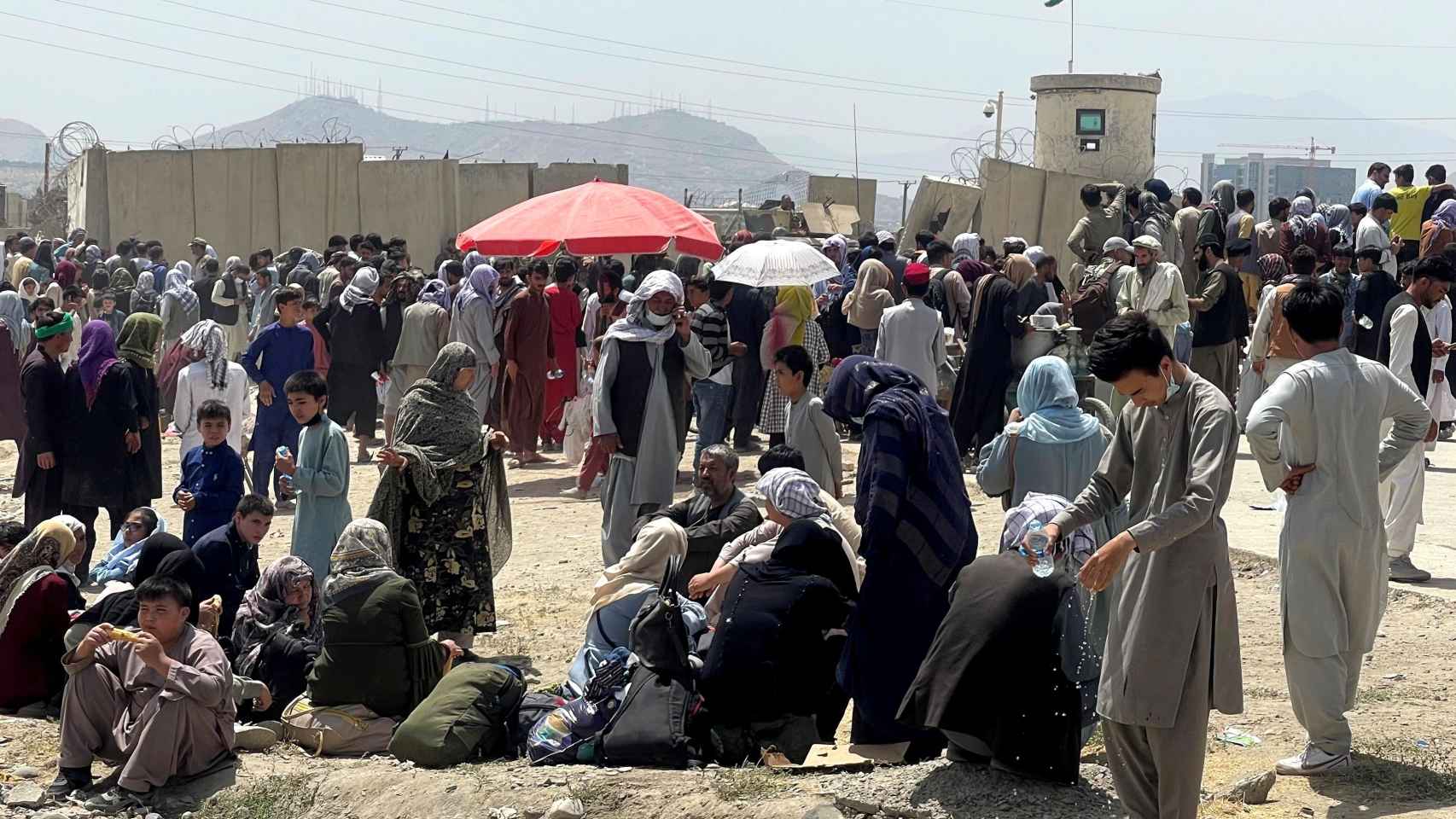 Cientos de afganos en las inmediaciones del aeropuerto de Kabul.