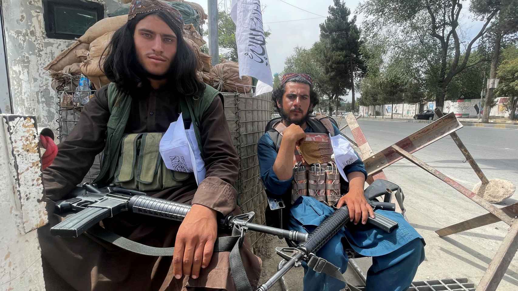 Miembros de los talibanes montan guardia en un puesto de control en Kabul.