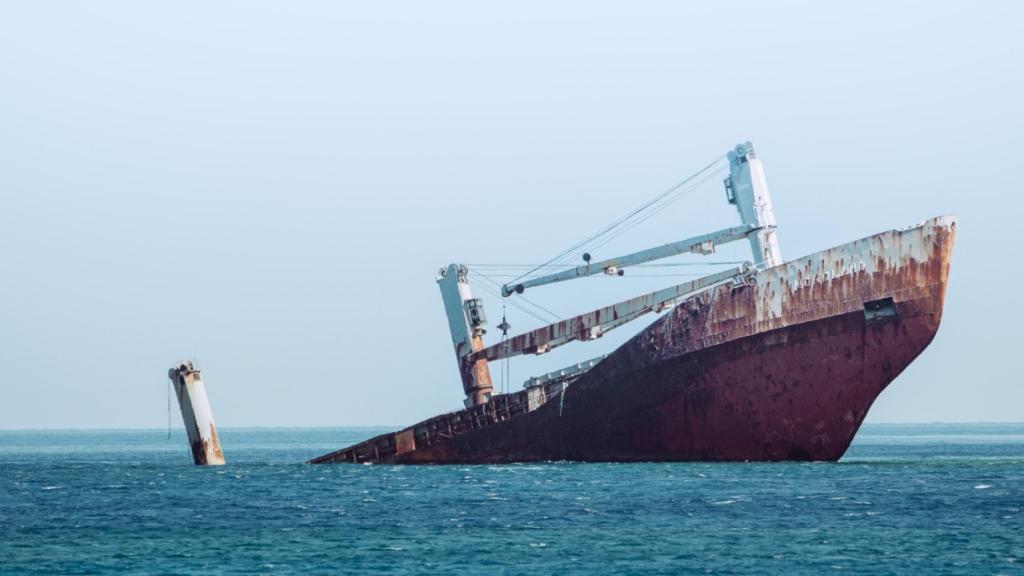 Un barco hundido. Fotografía de Jason Blackeye.