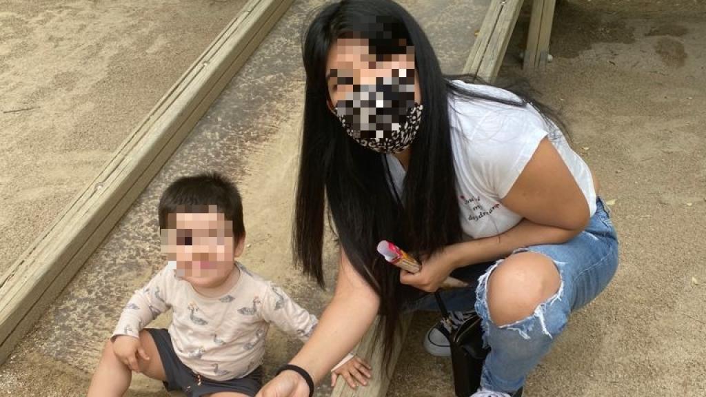 Antonella, días antes de ser asesinada por su marido, juega con su hija Esmeralda