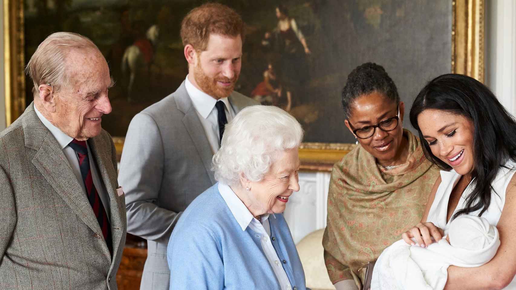 La reina Isabel II y el duque de Edimburgo conocen al primogénito de los duques de Sussex, Archie. En la imagen, también la madre de Meghan.
