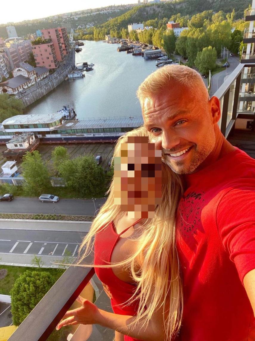 Martin Mester y su novia posan desde la terraza de su casa, con bellas vistas a su ecléctico barrio.