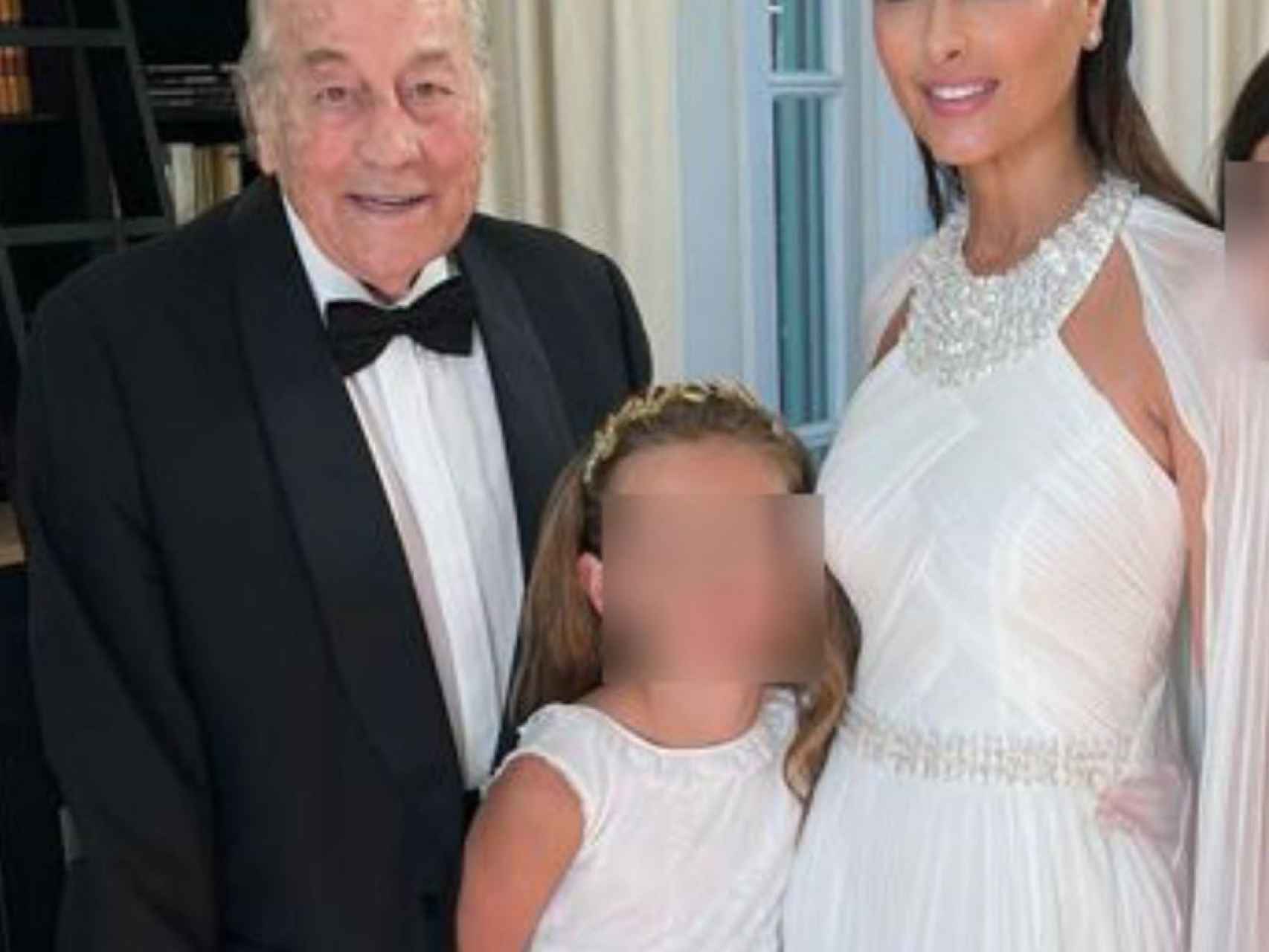 Paloma Cuevas junto a su padre y su hija pequeña en la gala Starlite de Marbella.