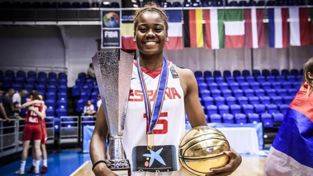 Iris Mbulito tras un éxito con la selección española Sub20