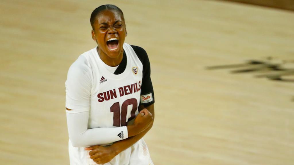 Iris Mbulito celebra con rabia una acción con la Universidad de Arizona