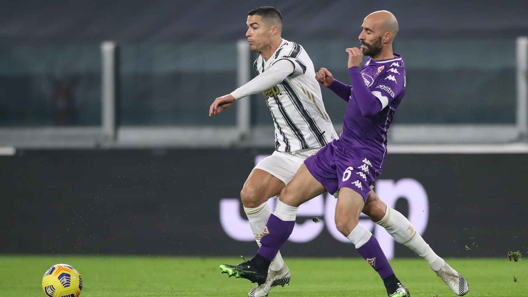 Borja Valero en un partido con la Fiorentina contra Cristiano Ronaldo