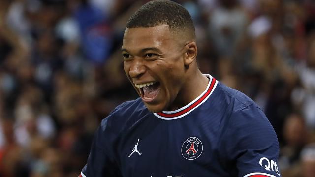 Kylian Mbappé celebra un gol con el PSG en la temporada 2021/2022