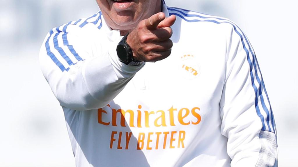 Ancelotti dando indicaciones en el entrenamiento