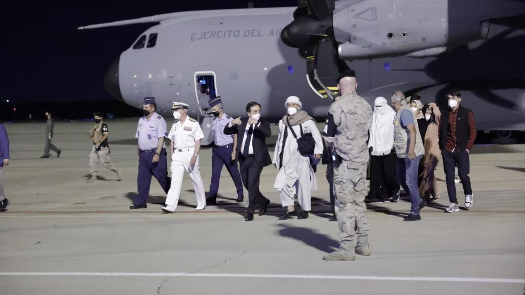 Llegada a Madrid de los primeros evacuados, recibidos por los ministros Albares y Escrivá.