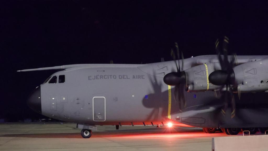 Llegada a Madrid de los primeros evacuados, recibidos por los ministros Albares y Escrivá.