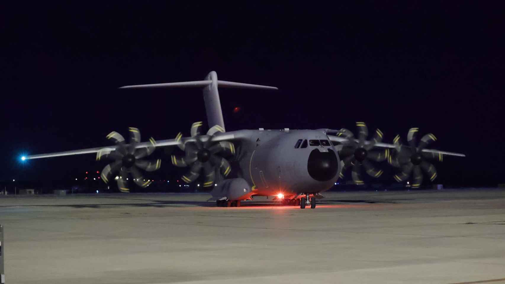 El A400 del Ejército del Aire que ha traído a los primeros evacuados de Kabul, nada más aterrizar en Torrejón.