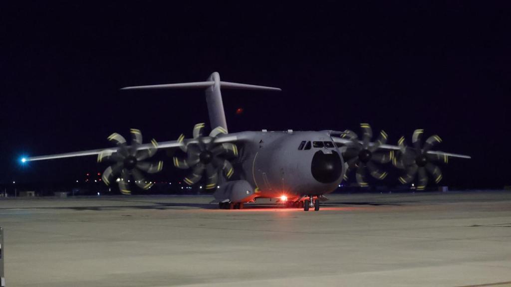 El A400 del Ejército del Aire que ha traído a los primeros evacuados de Kabul, nada más aterrizar en Torrejón.