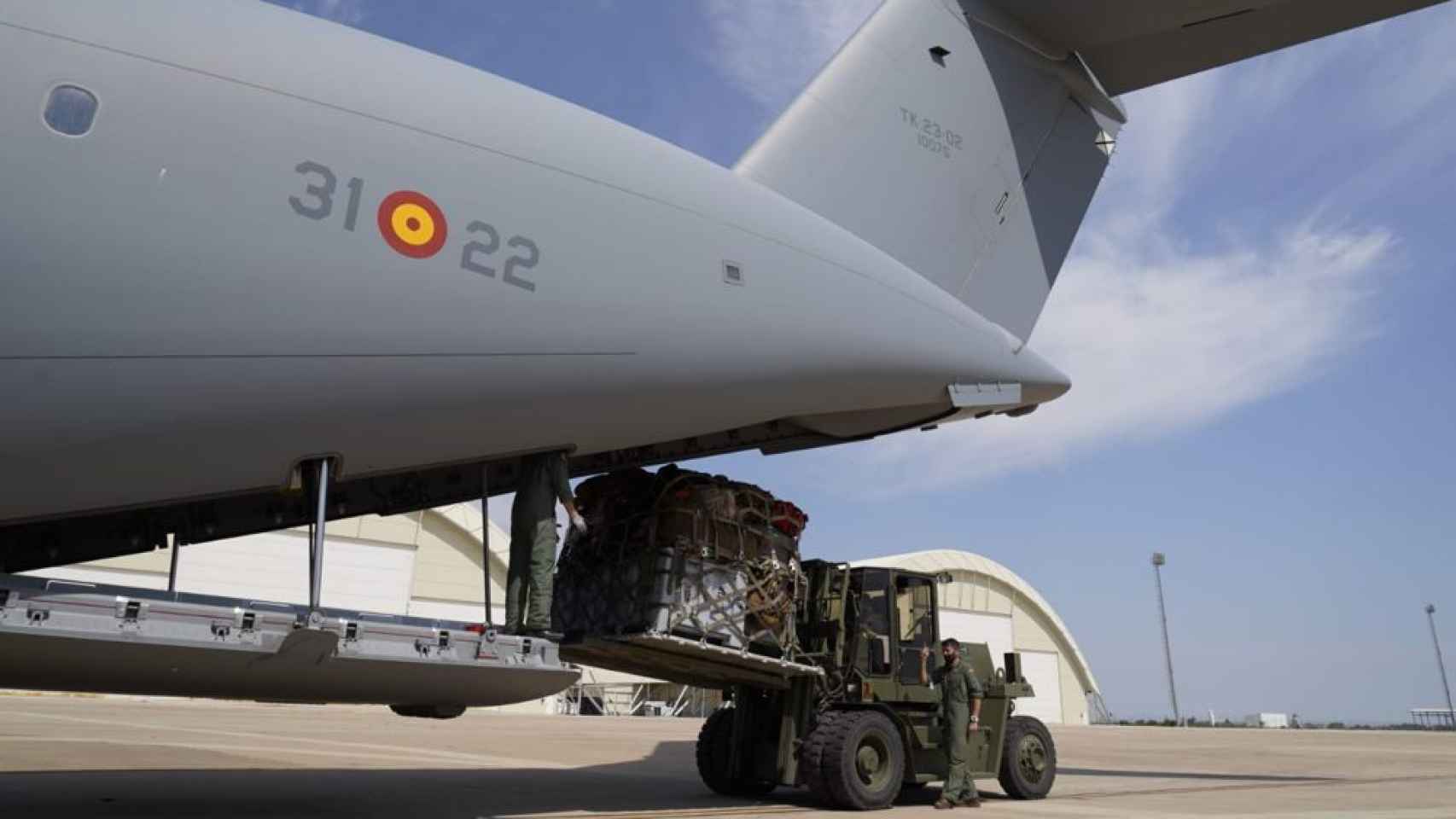 Dos militares cargan el cuarto avión que viajará a Dubái, en la base aérea de Zaragoza.
