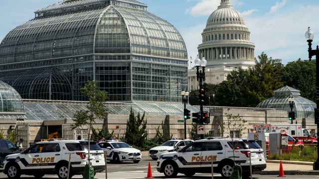 Vehículos de la Policía del Capitolio de EEUU y vehículos de emergencia, en el Capitolio, en Washington.