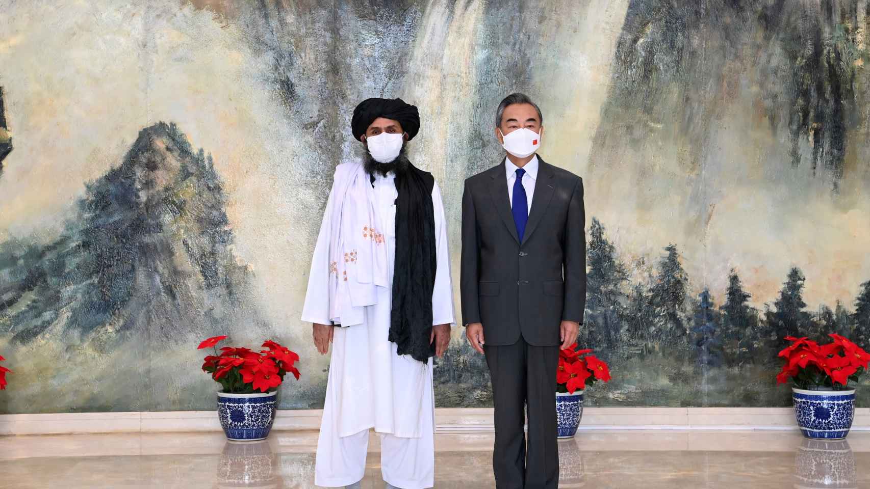 El ministro de Exteriores chino, Wang Yi, reunido con el mulá Baradar.