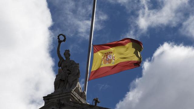 La bandera nacional sobre la Biblioteca Nacional de Madrid.