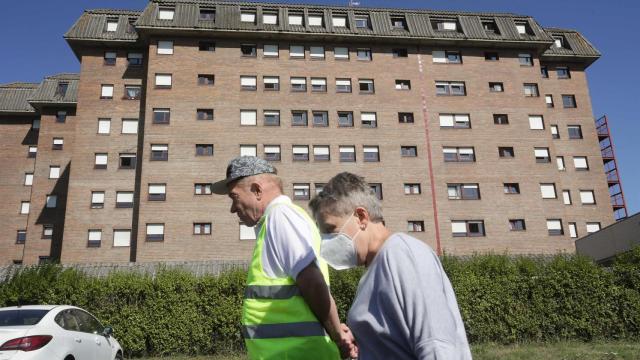 Dos ancianos pasean frente a la residencia de Las Gándaras, la mayor de Lugo.