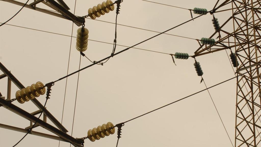Una imagen de tendido eléctrico en una foto de archivo.