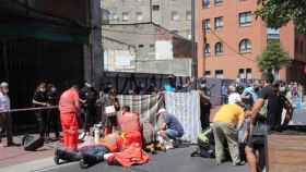 Los servicios de emergencias atendiendo a los heridos tras el atropello
