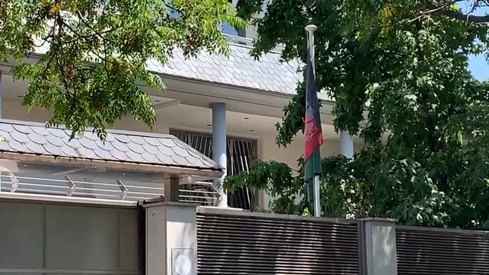 La bandera tricolor afgana, colgada en la embajada.