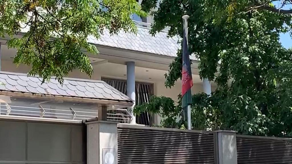 La bandera tricolor afgana, colgada en la embajada.