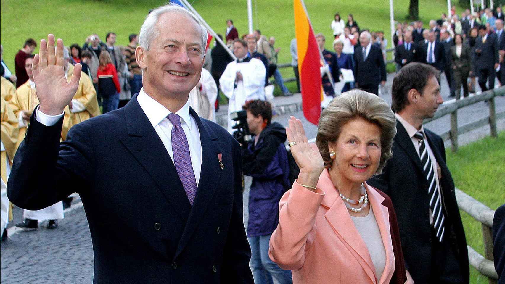Los príncipes saludando durante el Día Nacional de Liechtenstein en 2006.