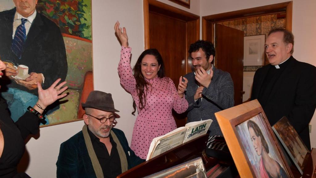 El Padre Apeles, cantando y bailando.