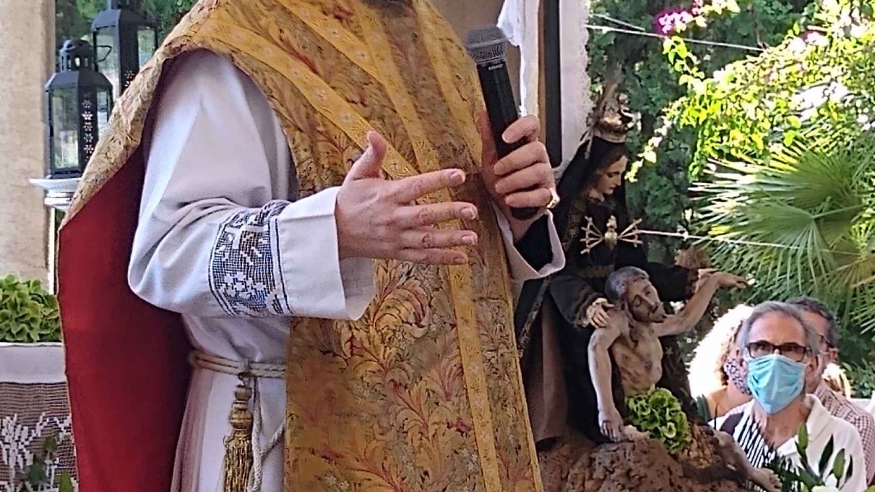 El Padre Apeles, dando misa.