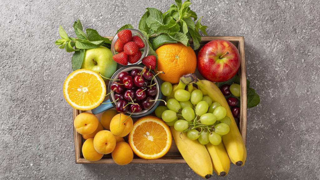 Una caja con distintas frutas.