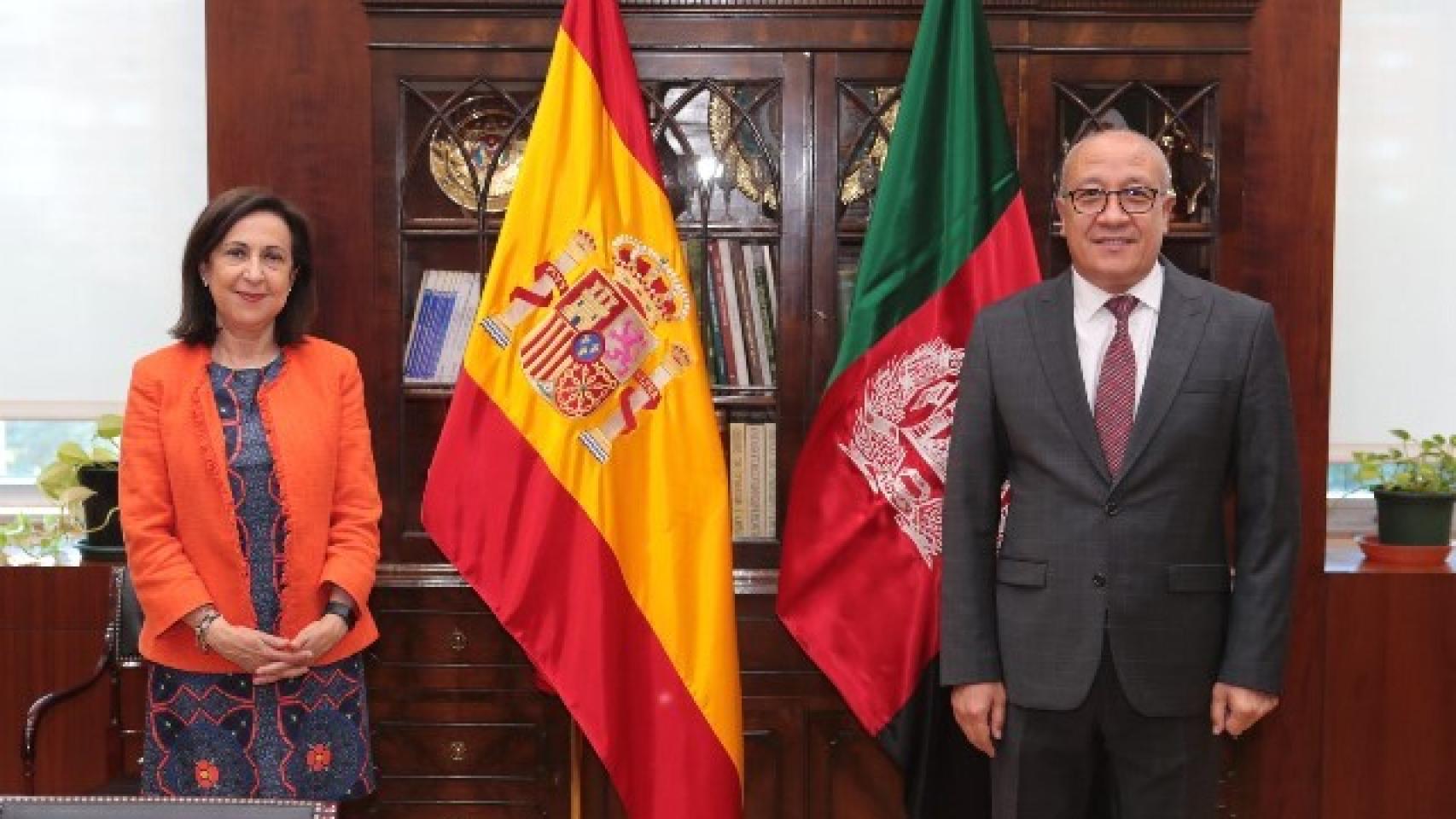 Margarita Robles junto al embajador de Afganistán en España, Humayoon Rasaw.
