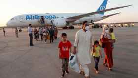 Los segundos rescatados de Kabul, en este caso 110 personas, a punto de tomar el vuelo a España en Dubái.