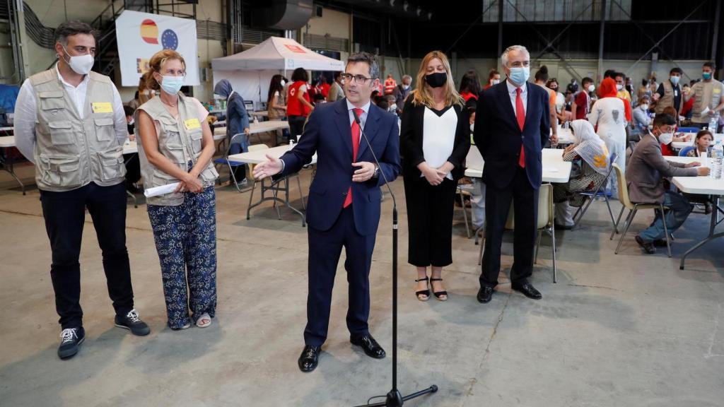 El ministro de la Presidencia, Félix Bolaños, pronuncia unas palabras en la base aérea militar de Torrejón de Ardoz.