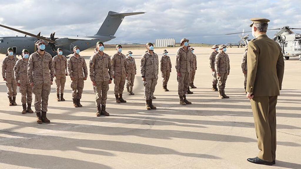 El rey Felipe VI recibiendo a los últimos soldados españoles en replegarse de Afganistán.