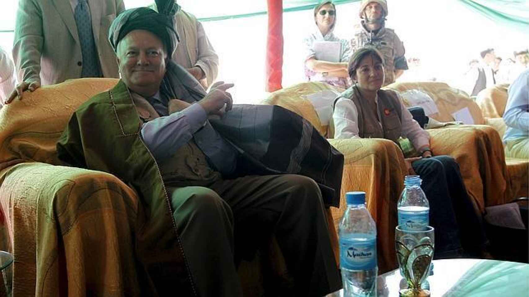 Moratinos en Qala-i-Naw, en 2010, vestido con ropa tradicional afgana.