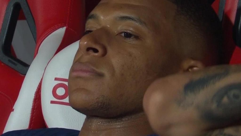 Mbappé, muy serio en el banquillo