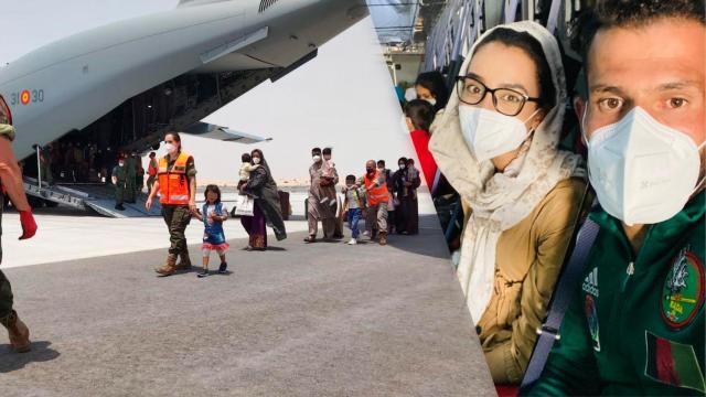 Nilofar Bayat y su pareja en el interior del avión que les llevó a España