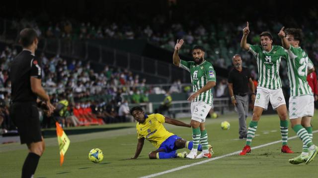 Los jugadores del Betis protestan una acción ante el Cádiz