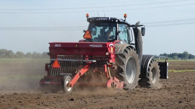 Imagen de un agricultor en Castilla y León