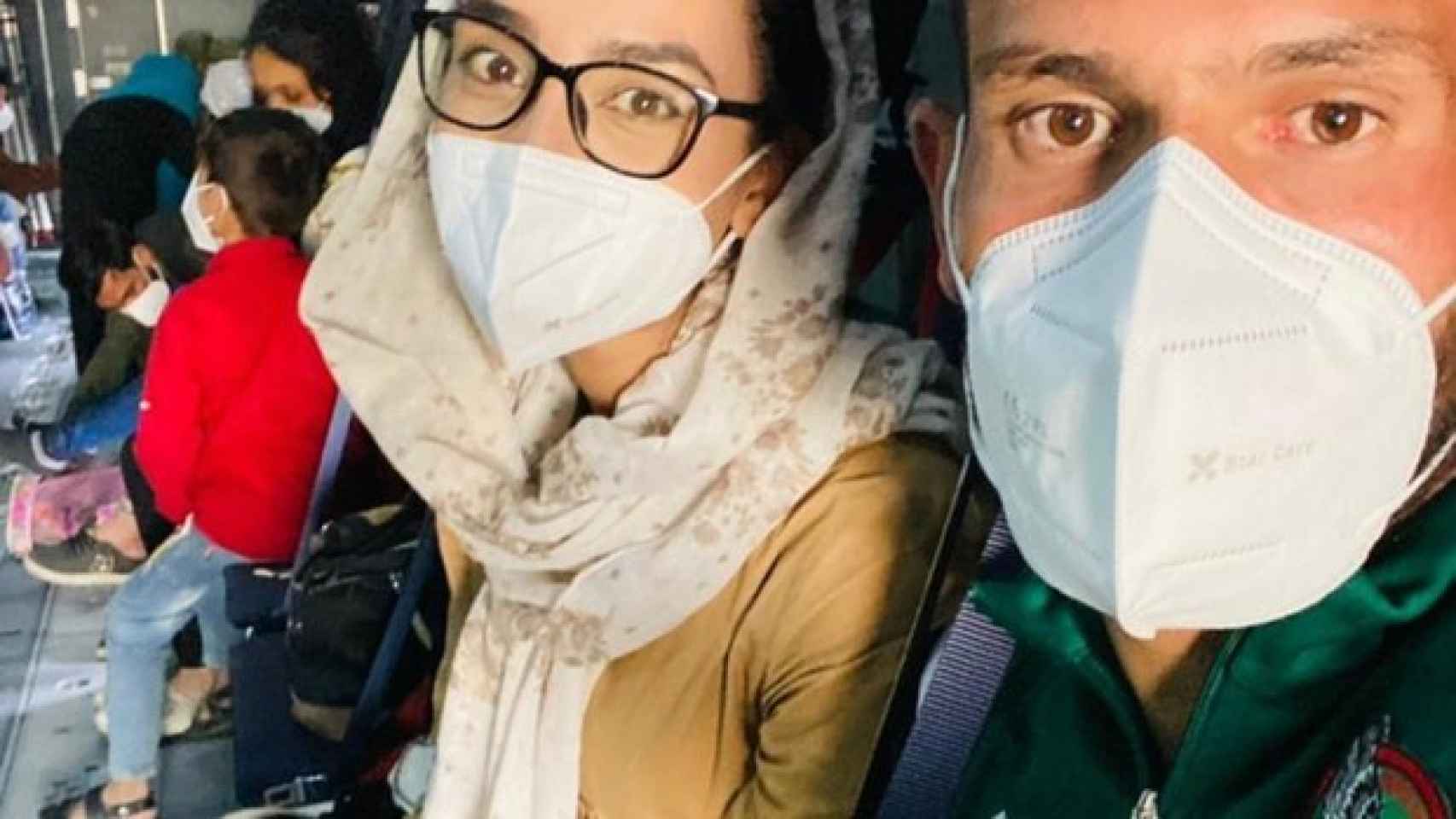 Nilofar Bayat, junto a su marido, en el avión del ejército español de camino a España