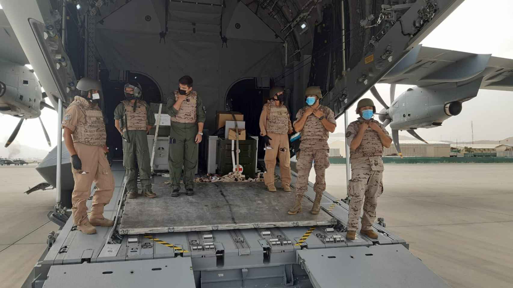 Soldados españoles en uno de los A400 destinados para el rescate en Afganistán.