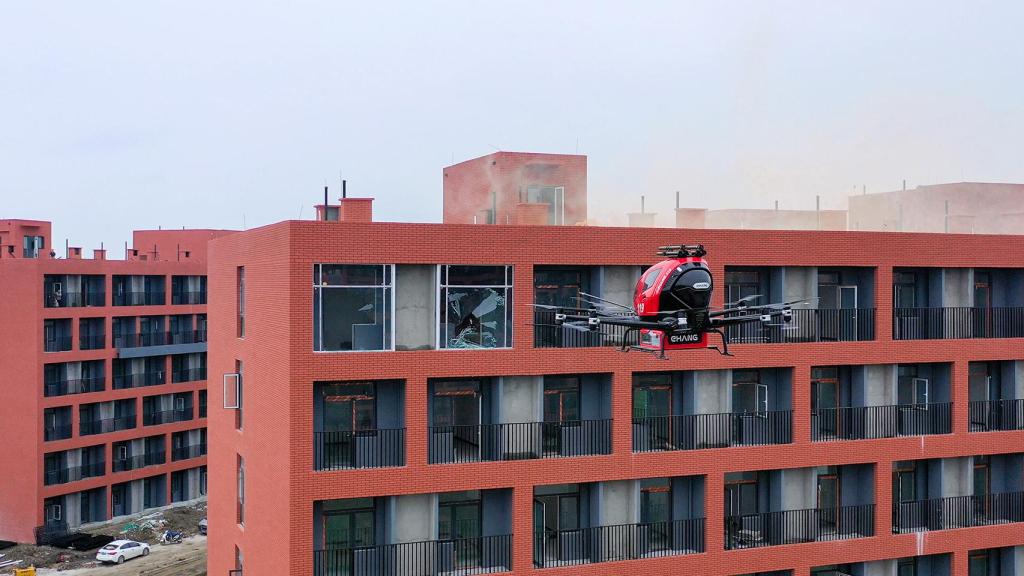 Coche volador EH16F lanzando proyectiles a las ventanas para extinguir fuegos.